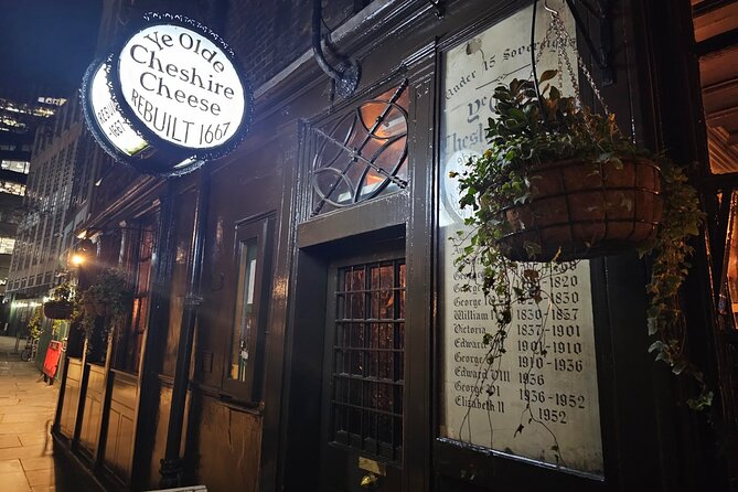 3-Hour Historic Pub Experience in London - St. Etheldreda’s Church and a lesser-known watering hole