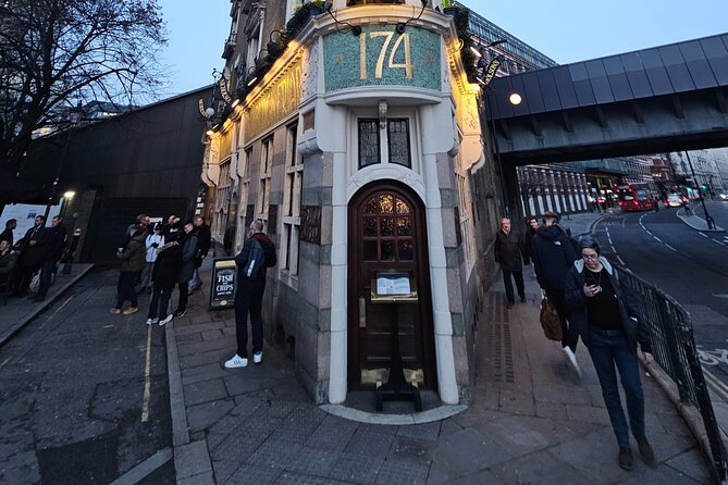 3-Hour Historic Pub Experience in London - Crime and punishment outside Old Bailey