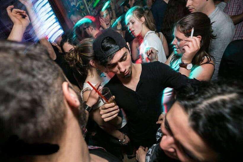 4-Hour Shanghai Pub Crawl (bars & nightclub hopping) - The main strengths and the fair drawbacks