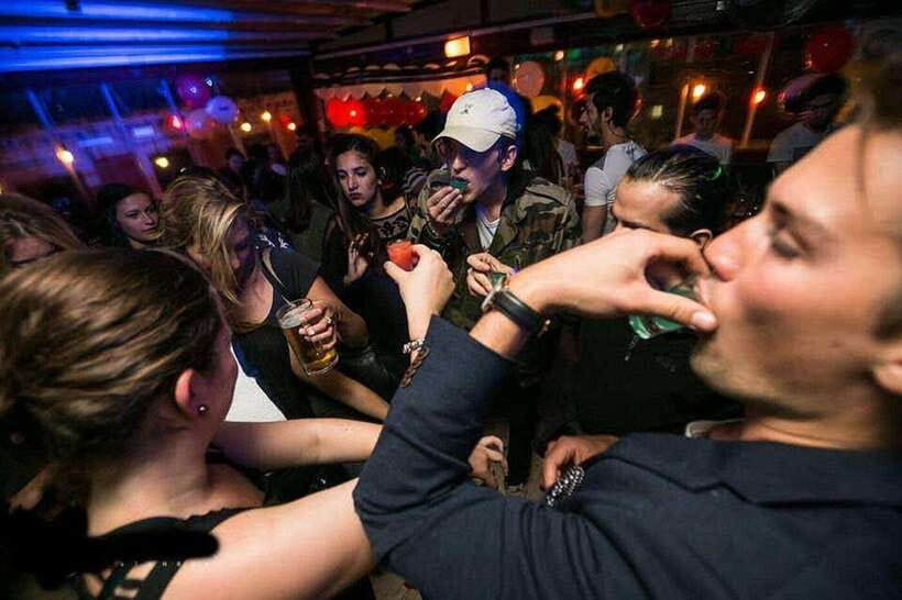 4-Hour Shanghai Pub Crawl (bars & nightclub hopping) - Photos, language, and practical preparation