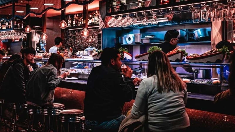 Albufeira: 5 Bars and 1 Nightclub Pub Crawl with Free Shots - What this Albufeira night is really offering