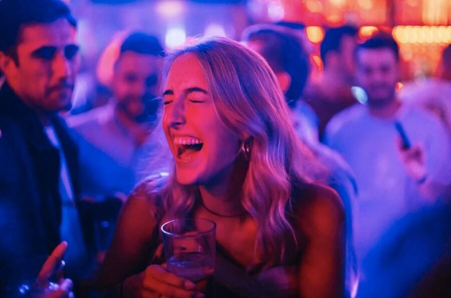 Amsterdam: King’s Day Pub Crawl with VIP Club Entry - Following a local guide through Amsterdam’s orange crowds
