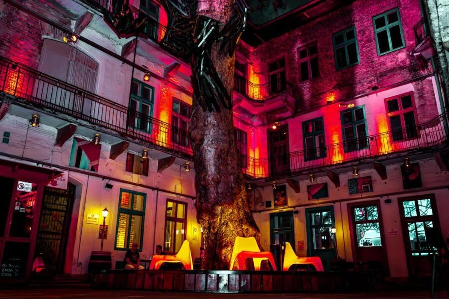 Amsterdam: Original Pub Crawl Party with VIP Entrance - The first bars: an easy way to meet people