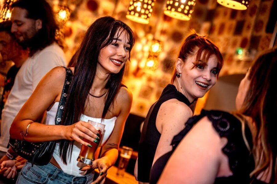 Amsterdam: Original Pub Crawl Party with VIP Entrance - Waterhole and the walk through Amsterdam at night