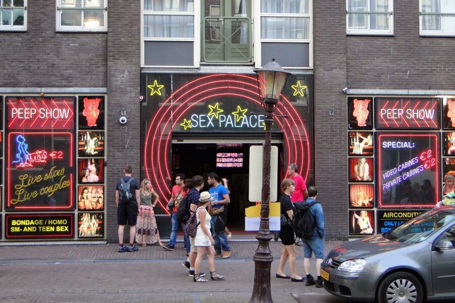 Amsterdam: Red Light District and Local Pub Tour - Group size, walking pace, and comfort