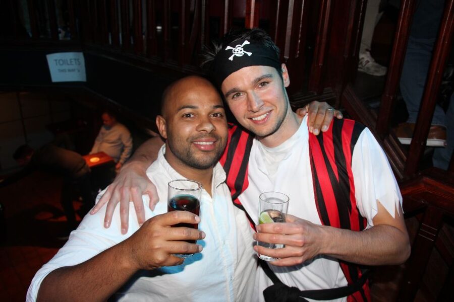 Amsterdam: Red-Light District Pub Crawl and Booze Boat Tour - The break between boat and pub crawl
