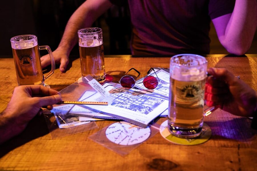 Amsterdam: Self-guided Red Light District Pub Crawl Mystery - The first bar and the main puzzle work