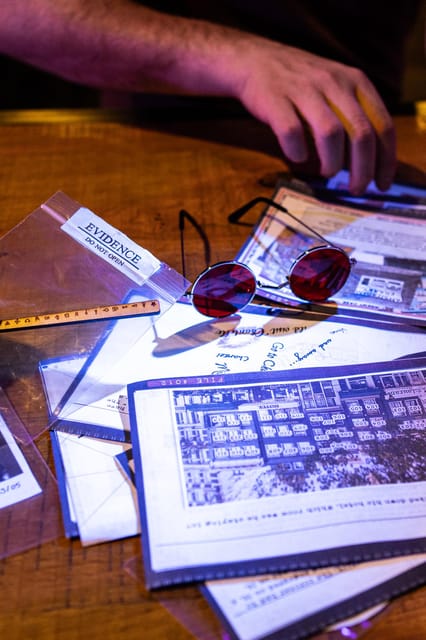Amsterdam: Self-guided Red Light District Pub Crawl Mystery - Walking through the Red Light District
