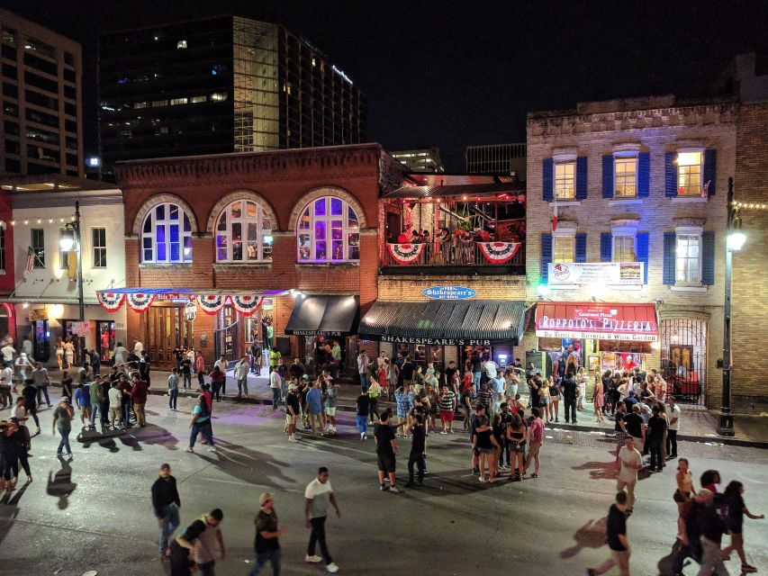 Austin: Downtown Live Music Pub Crawl - Darwin’s Piano Bar: a change of pace
