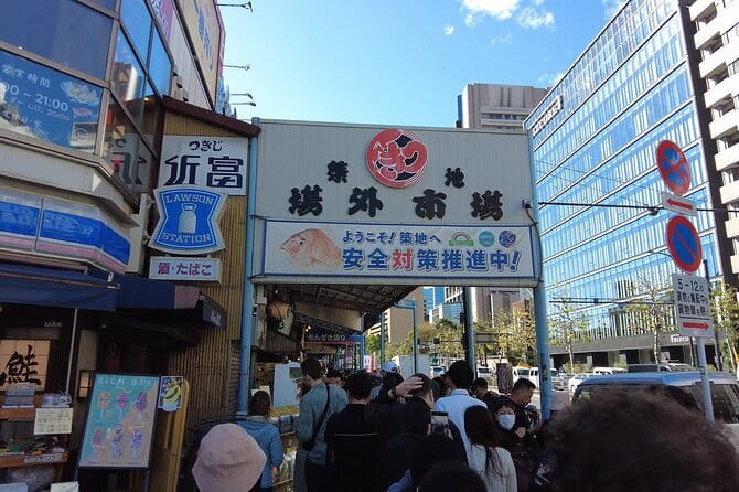 Authentic Japanese Karaoke Bar Hopping in Tokyo Night - The second stop: a first look at Tokyo snack bar culture
