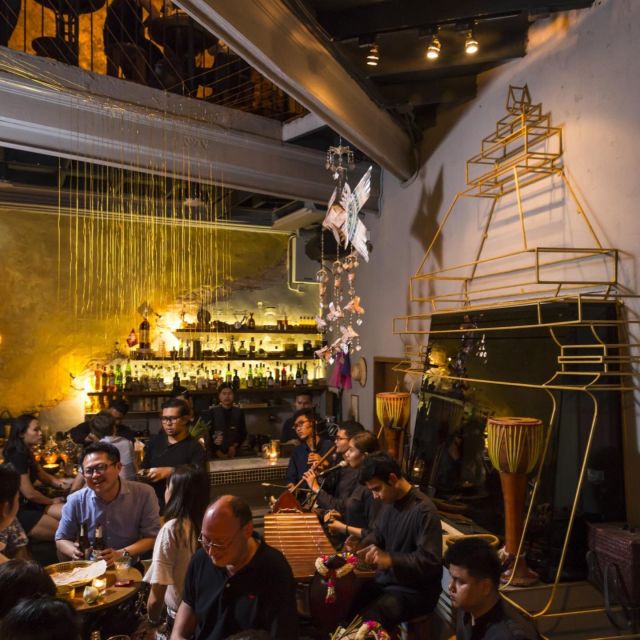 Bangkok: Guided Bar Hopping Night Tour with Private Option - How much help should your guide provide?