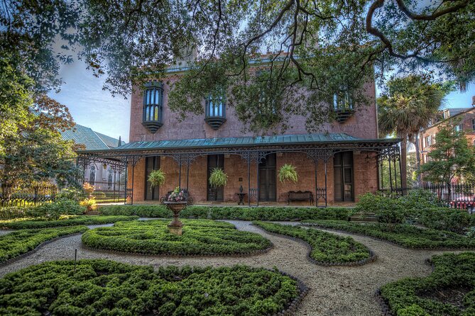 Battles & Brews Pub Crawl in Savannah - What the guides add to the experience