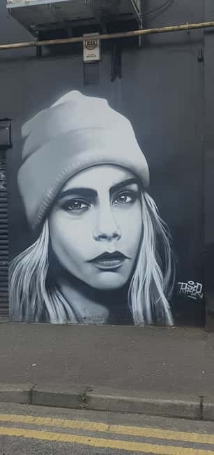 Belfast : Pub Music , Street Art Experience Walking Tour - Inside Belfast’s best-known pub landmarks