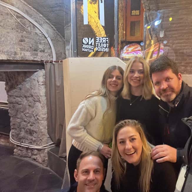 Budapest: Guided Ruin Bar Pub Crawl VIP Entry & Free Shots - Why a guided ruin bar crawl works in Budapest