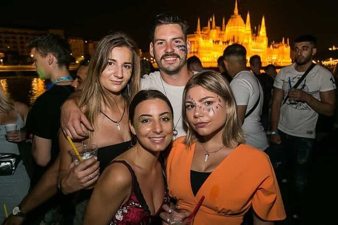 Budapest: Pub Crawl & Ruin Bar Tour – Free Shots & VIP Entry - Humbak Borkapolna: a slower first stop