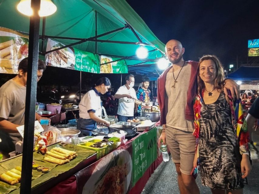 Chiang Mai: Chiang Mai Bar Hopping Guided Night Tour - Riding a red taxi to Ton Lam Yai Market