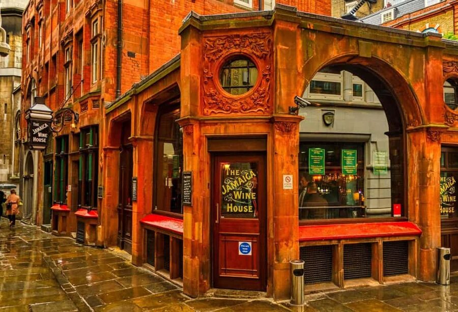 City of London Historic Pub Tour with Beers and Bar Snacks - The first historic pub: an immediate sense of age