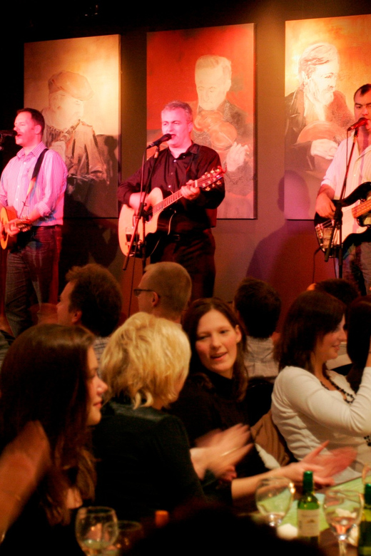 Dublin: Irish Night Show at the Merry Ploughboy Pub - The 6:30pm arrival and communal dinner