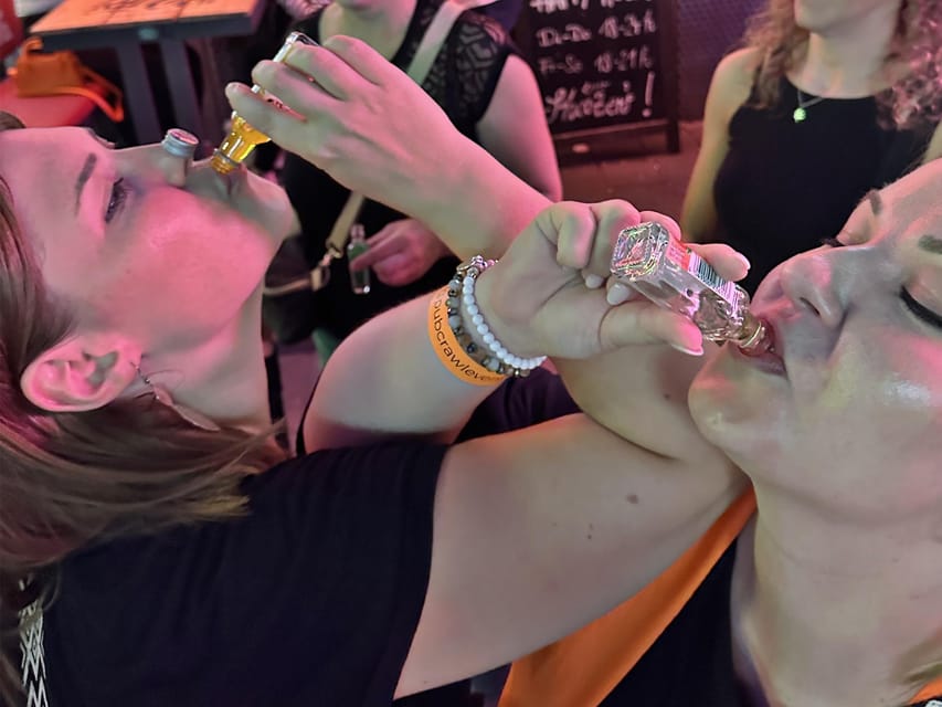 Düsseldorf: Private pub crawl with insider-guide & shots - The value of a private group for parties