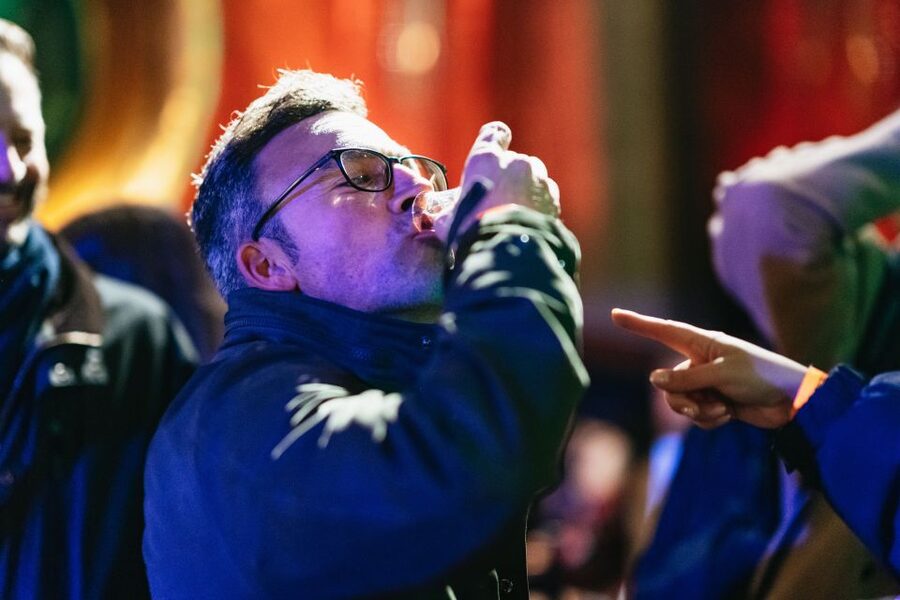 Edinburgh: 7 Bar Pub Crawl with 7 Shots & Discounts - Stop six: drink deals and changing music