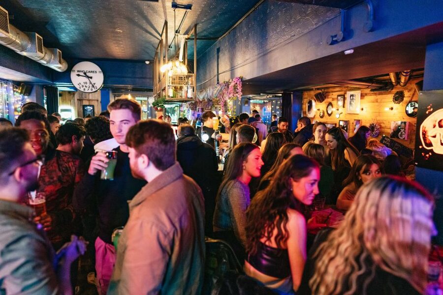 Edinburgh: 7 Bar Pub Crawl with 7 Shots & Discounts - Group size, pacing, and personal safety