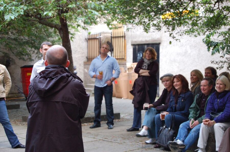 Edinburgh Literary Pub Tour with "Real-Actors" - Starting at the Beehive Inn in the Grassmarket