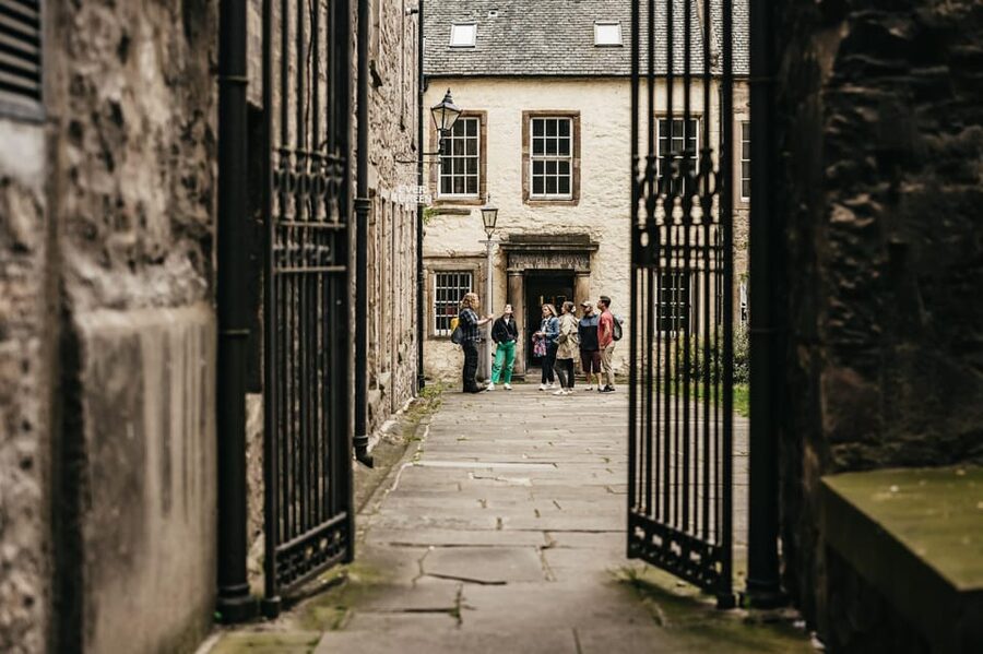 Edinburgh: Pubs and History Guided Walking Tour with Beer - Walking the Royal Mile with a different lens