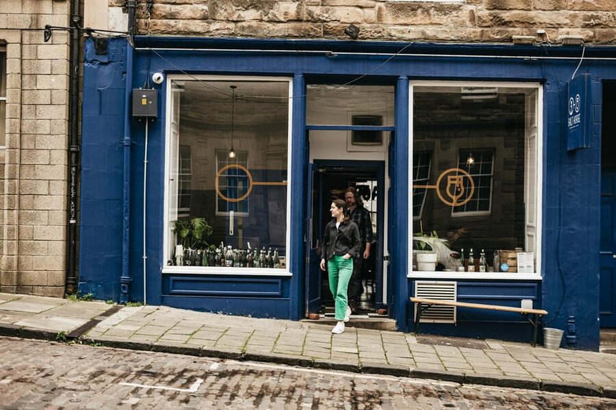 Edinburgh: Pubs and History Guided Walking Tour with Beer - The guides make or break the experience