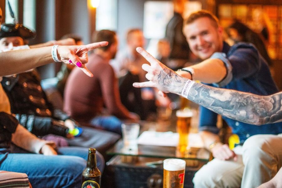 Edinburgh: The Original Pub Crawl 7 Bars 7 Shots & Discounts - Small details that improve the night