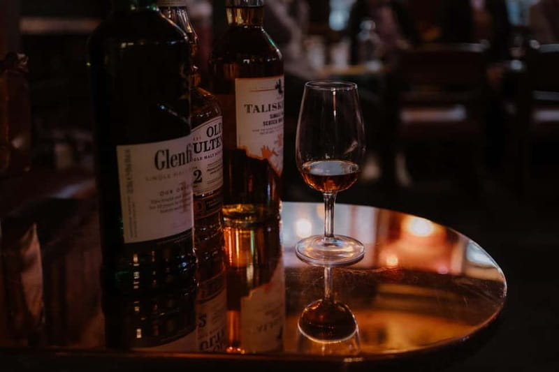Edinburgh: Whisky Tasting and Storytelling in a Historic Pub - Four single malts from different Scottish regions
