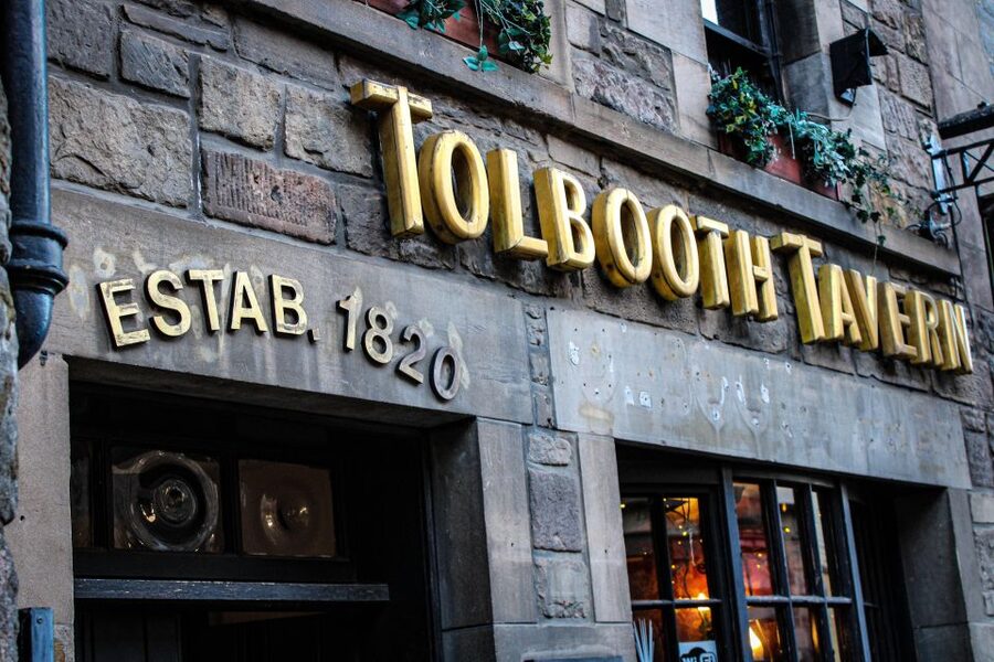 Edinburgh: Whisky Tasting in one of the oldest pubs - Who will enjoy this tasting most