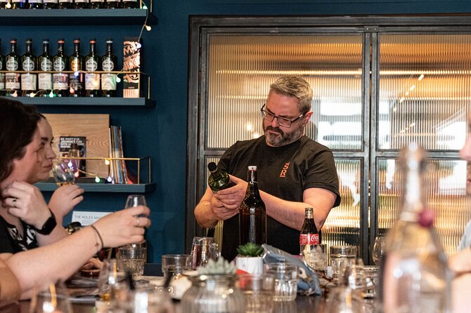 Explore Glasgow: Scottish Rogue Whisky Walking Pub Crawl - What the guide adds to the afternoon