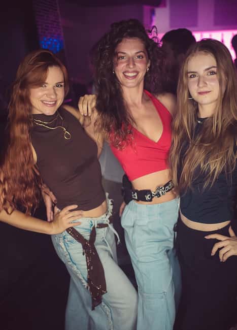 Fun Explorers Pub Crawl with free welcome shots and free ent - Walking through the Old Town between stops