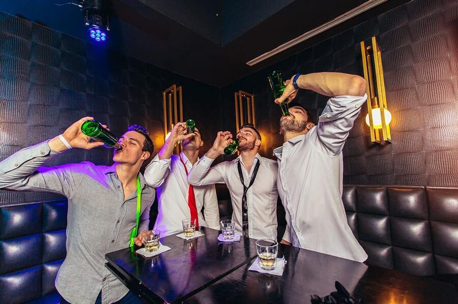Gdansk: Stag Night Pub Crawl with Female Guide - Dress rules and ID checks matter