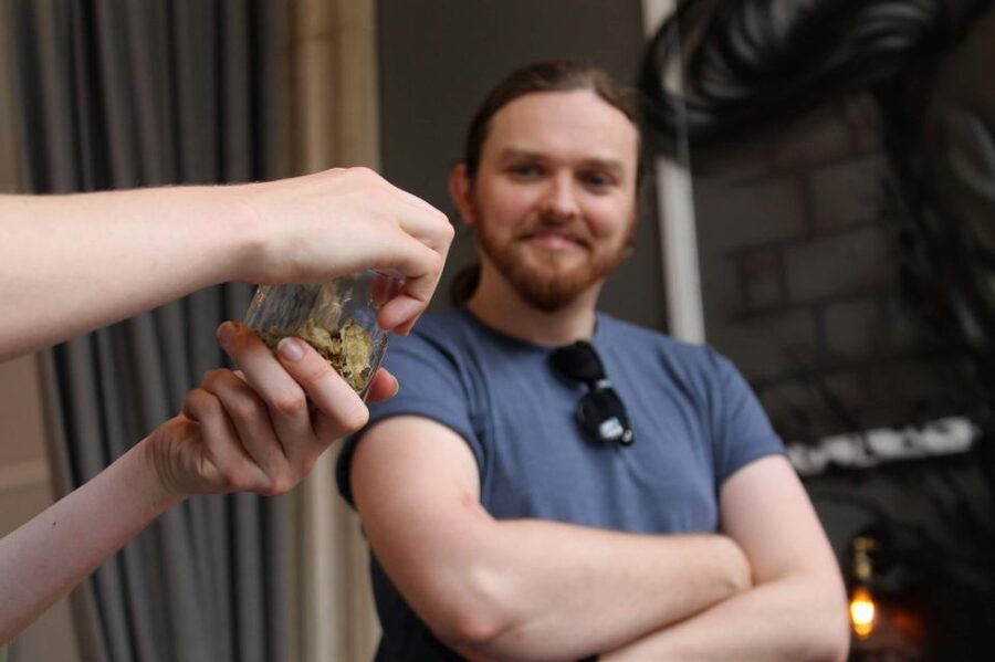 Glasgow: Pubs & History Guided Walking Tour with Beer - High Street turns a walk into a history lesson