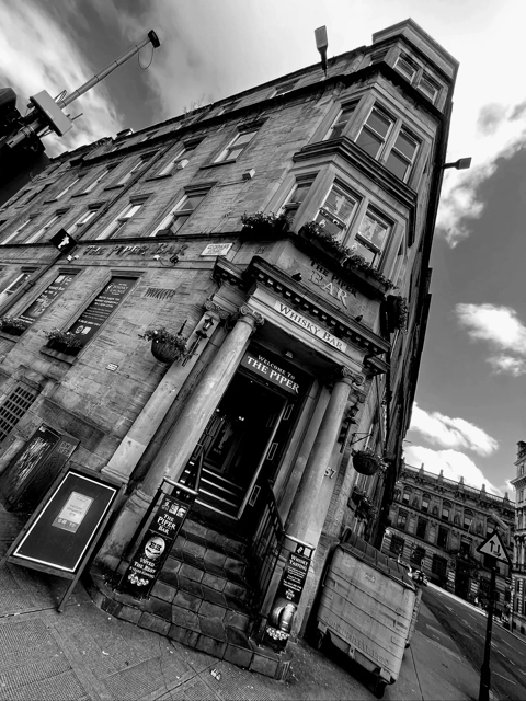 Glasgow: Scottish Rogue Whisky Pub Crawl - Starting beside the Teachers Building