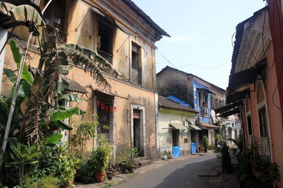Goa: Pub Crawl - First stop: homemade draft beer or local wine