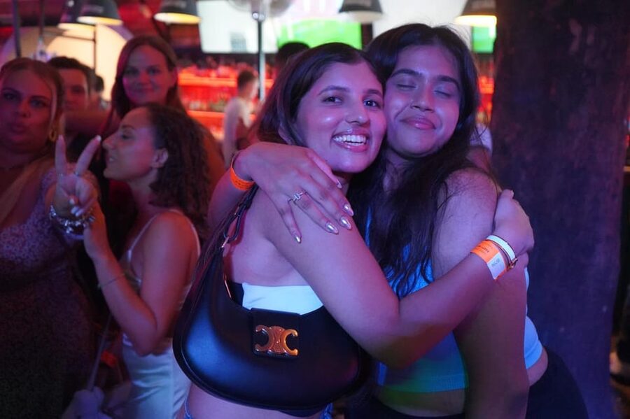 Hamburg: Reeperbahn Pub Crawl with Shots and Games - Dancing, photos, and the final stretch