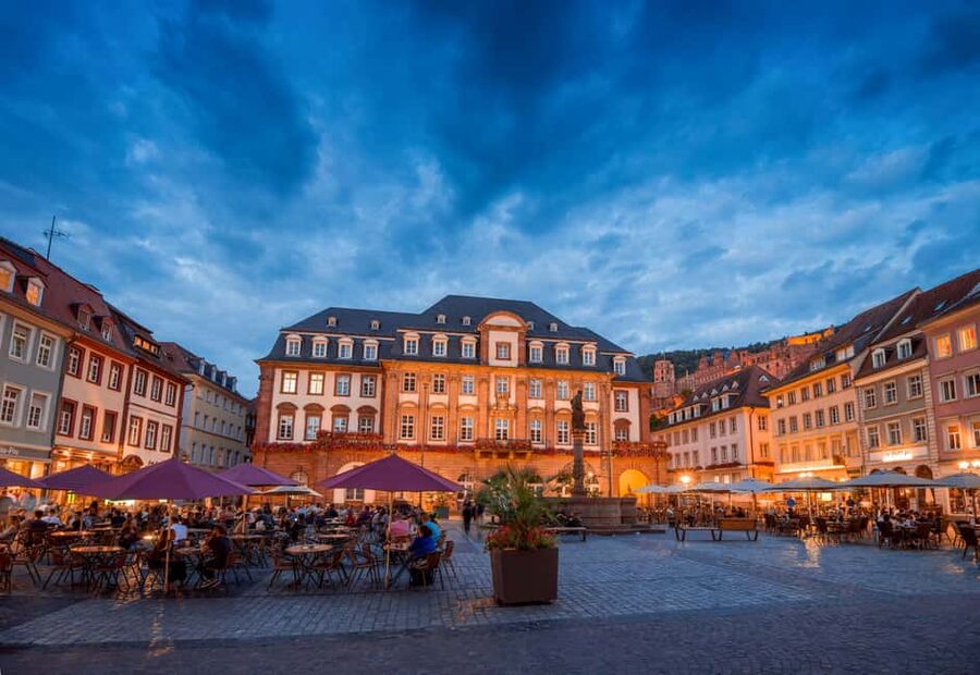Heidelberg: Pub crawl through the old town, drinks included - Starting at the market-square fountain