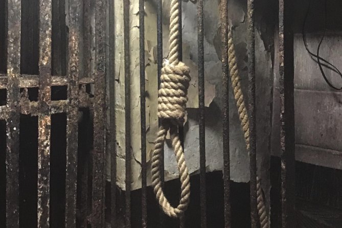 Historic London Pubs Private Walking Tour With Free Drinks! - Farringdon, The Castle, and royal connections