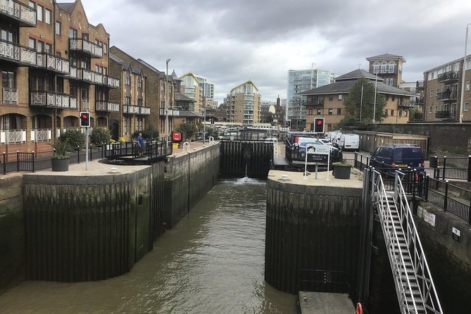 Historic walk of East Londons Wapping Docks and its famous Pubs - Police, courts, and the dangerous Thames