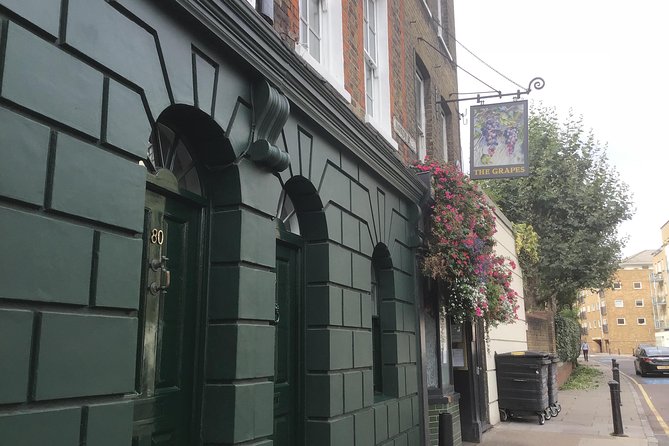Historic walk of East Londons Wapping Docks and its famous Pubs - What the private format is really worth