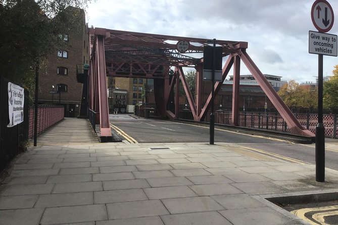 Historic walk of East Londons Wapping Docks and its famous Pubs - The Museum of London Docklands and Limehouse
