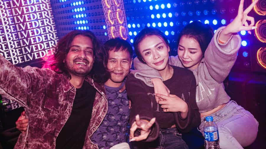 Hong Kong: 3-Hour Lan Kwai Fong Pub Crawl - Starting at Dead& Bar or the Lan Kwai Fong Amphitheatre