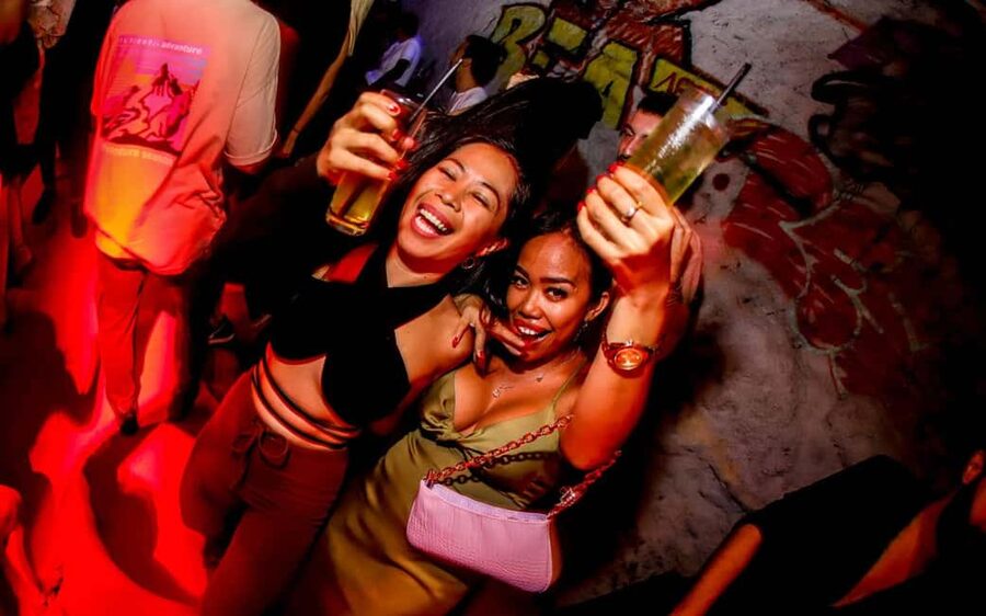 Istanbul: Rooftop Pub Crawl with Party Bus - Why this crawl works well in Istanbul