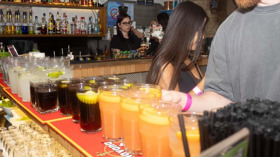 Krakow: Pub Crawl 1H Open Bar, VIP Entry & Welcome Shots - VIP entry and the practical benefit of skipping lines