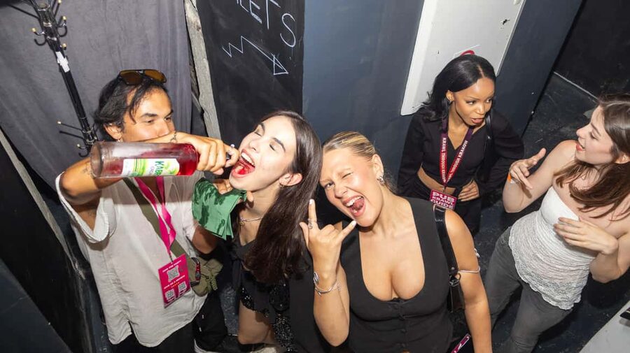 Krakow: Pub Crawl 1H Open Bar, VIP Entry & Welcome Shots - The guides make or break the night