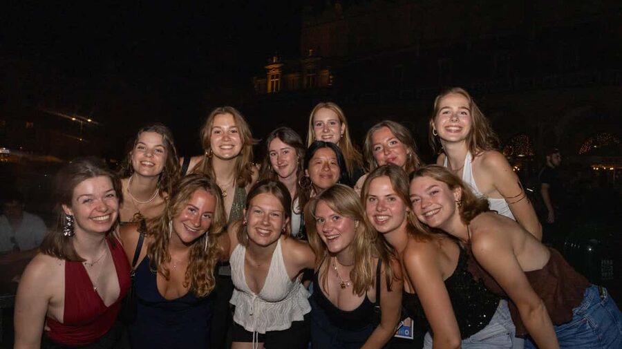 Krakow: Pub Crawl 1H Open Bar, VIP Entry & Welcome Shots - The opening hour and why it matters