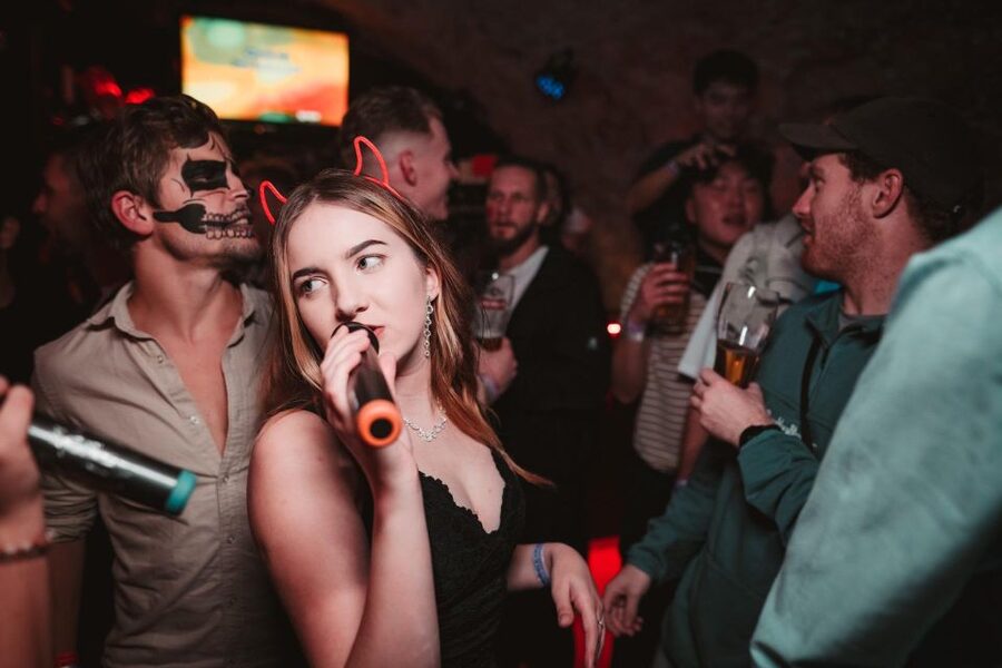 Krakow: Pub Crawl with 1 Hour of Unlimited Alcoholic Drinks - Music, crowds, and the club-heavy finish