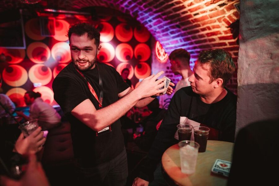 Krakow: Pub Crawl with 1 Hour of Unlimited Alcoholic Drinks - The first hour: unlimited drinks and group games